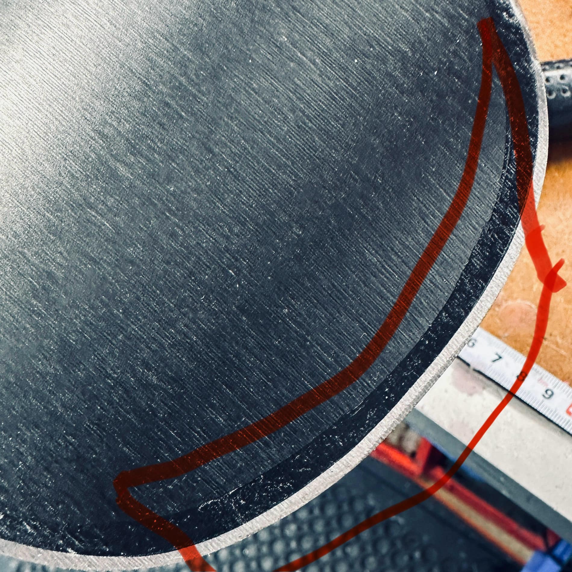 B-Grade skis - tail of base cut short