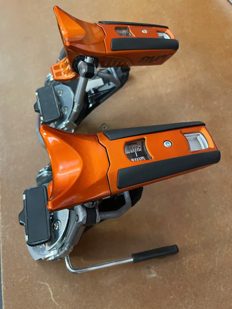 Display Look Pivot 2.0 13 GW B105 Ski Bindings Orange Metal 105mm Brakes 2026-2